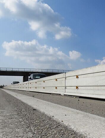 Transportable Schutzeinrichtung zum Schutz von Arbeitsbereichen auf deutschen Autobahnen installiert